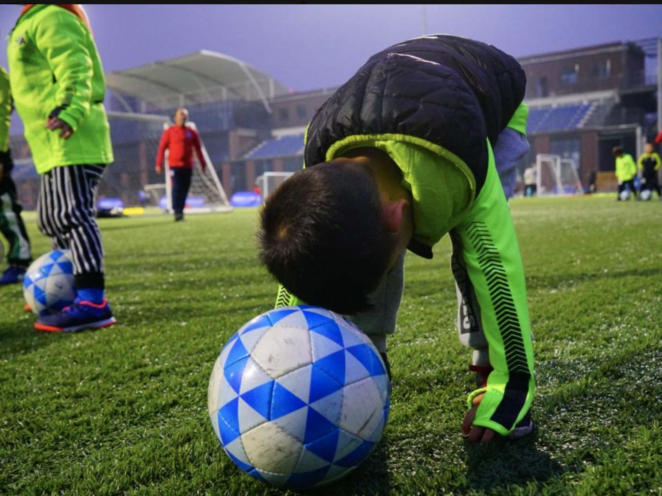 沉浸式足球训练英格兰,足球教练沉浸式教小学生