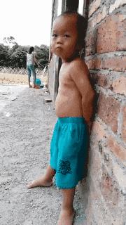 「开心一刻」比尔误把一瓶汽油当酒喝到肚子里了，他很紧张