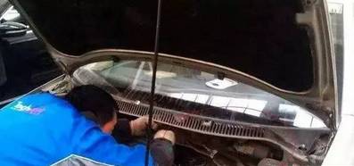 雨刮器刮不干净老是跳怎么办,雨刮器刮玻璃异响解决方法