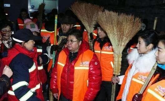 为慈善奉献一生，脾气耿直却三观正，不靠脸吃饭的韩红值得被尊敬