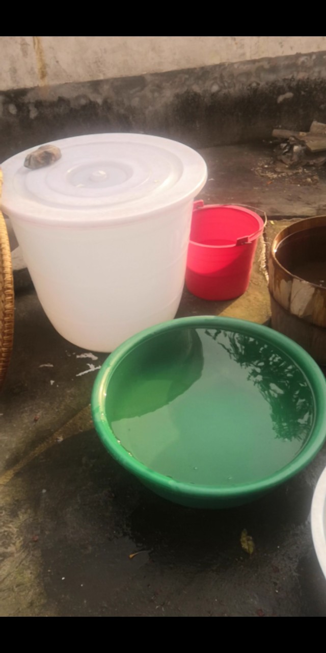 小时候农村用桶晒水洗澡,以前农村都是露天洗澡的吗