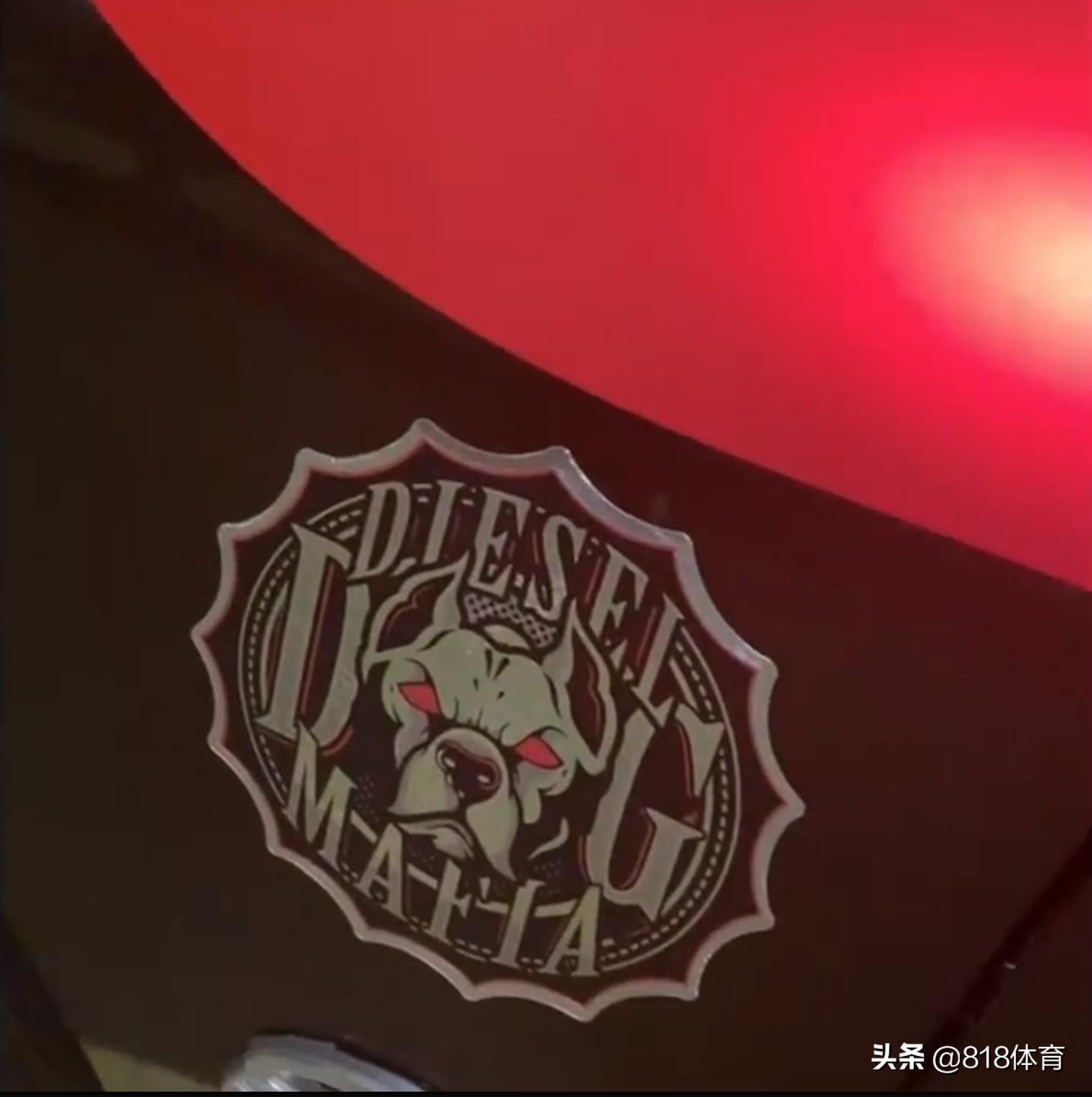 有钱真好！奥尼尔晒新买道奇战马地狱猫跑车，一猫腰上车扬长而去