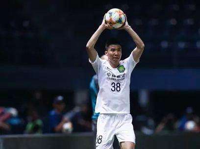 他是韩版王刚，由前锋改打边后卫后，终成韩国一代名将