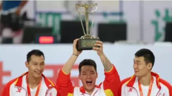 恭喜易建联成为cba历史得分王,易建联受到掌声欢呼