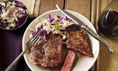 西餐厅吃牛排暂时离开怎么摆刀叉,吃牛排如何拿去刀叉