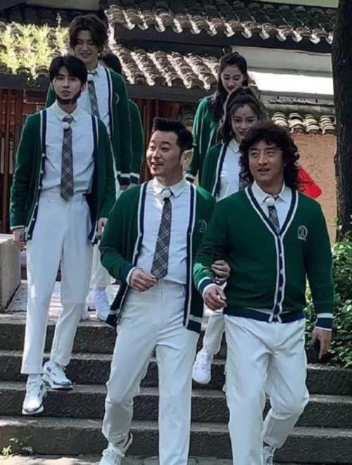 蔡徐坤开场,蔡徐坤首秀蒙眼睛