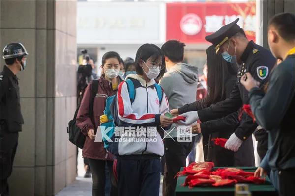 山东一学校食堂火了!一张餐桌4个凳子锁了3个,只容一人孤独地坐着