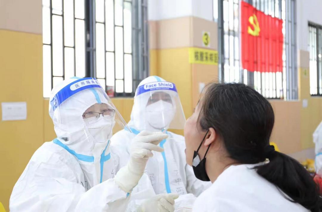 抗疫战场党旗飘扬,抗疫党旗在风雪中飘扬