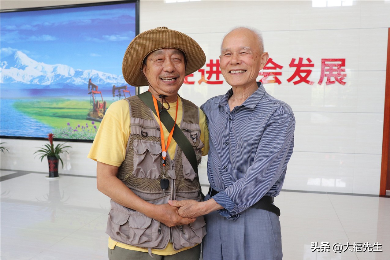 钢铁年代战友重逢,钢铁情怀