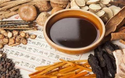 慢性腹泻中医治疗方剂,慢性腹泻吃中药好还是西药好