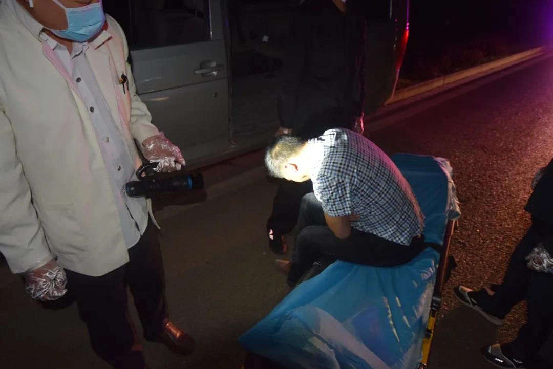 戴好头盔被汽车撞竟然没事的场景,一盔一带两车相撞有惊无险