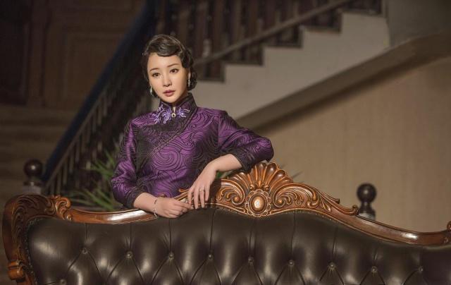 柳岩穿白色蕾丝旗袍的照片,柳岩真的很美吗