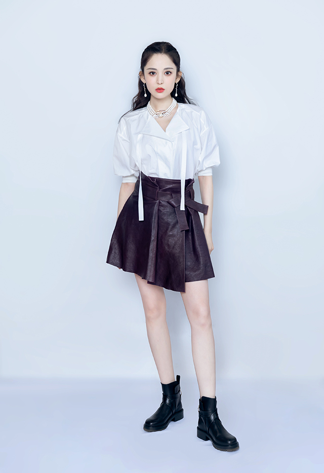 娜扎黑色深v吊带裙完整版,娜扎黑色深v吊带裙路人视角