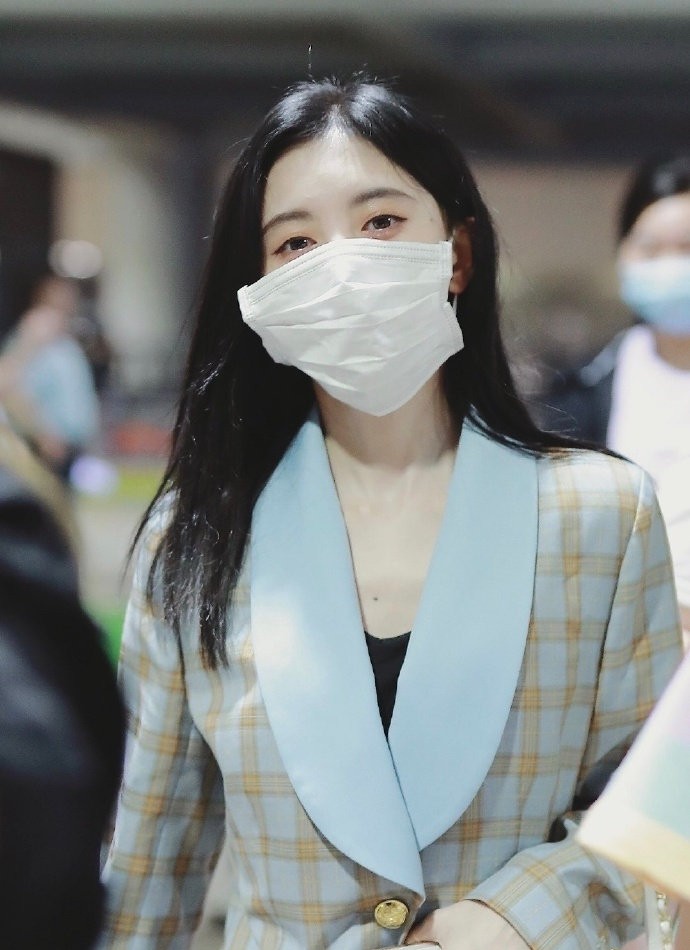 鞠婧祎戴超大号口罩被质疑,四千年美女鞠婧祎参加综艺垫肩