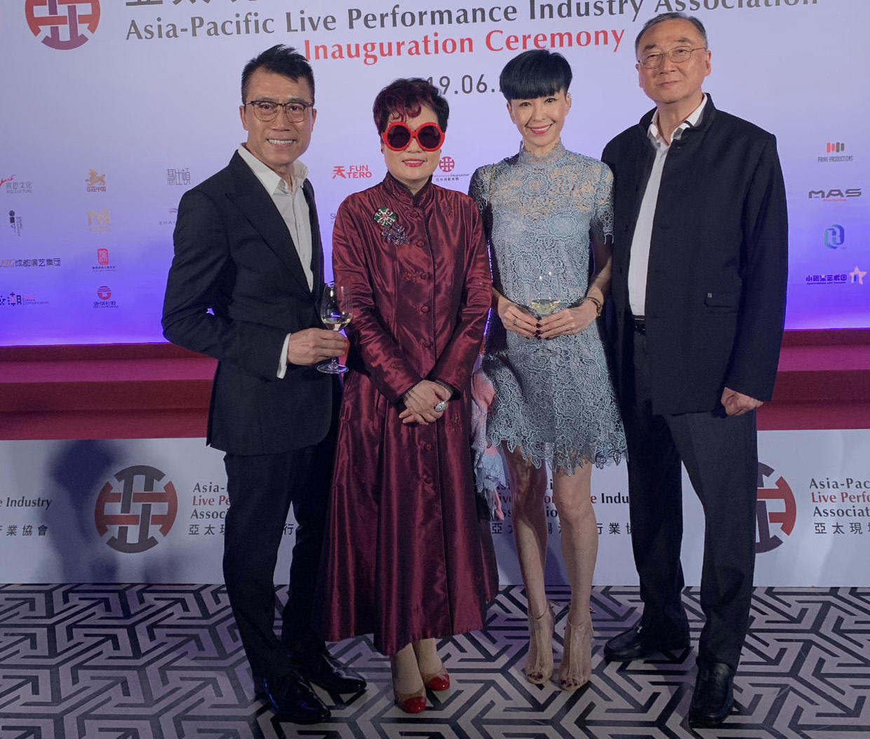 伍咏薇黑色裙子,伍咏薇穿彩条裙