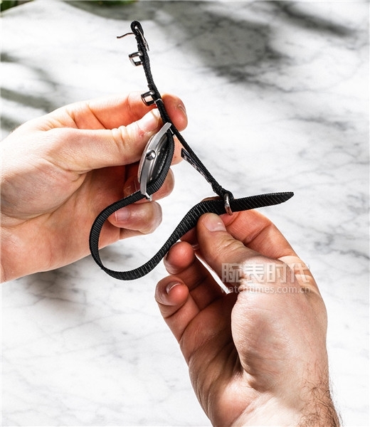 小米手环换表带教程,小米手表x5换表带图解