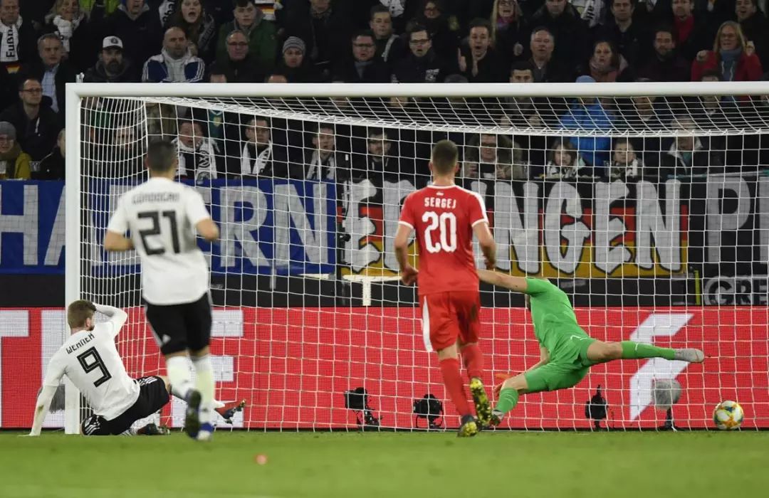 萨内被犯规,萨内被踩脚踝