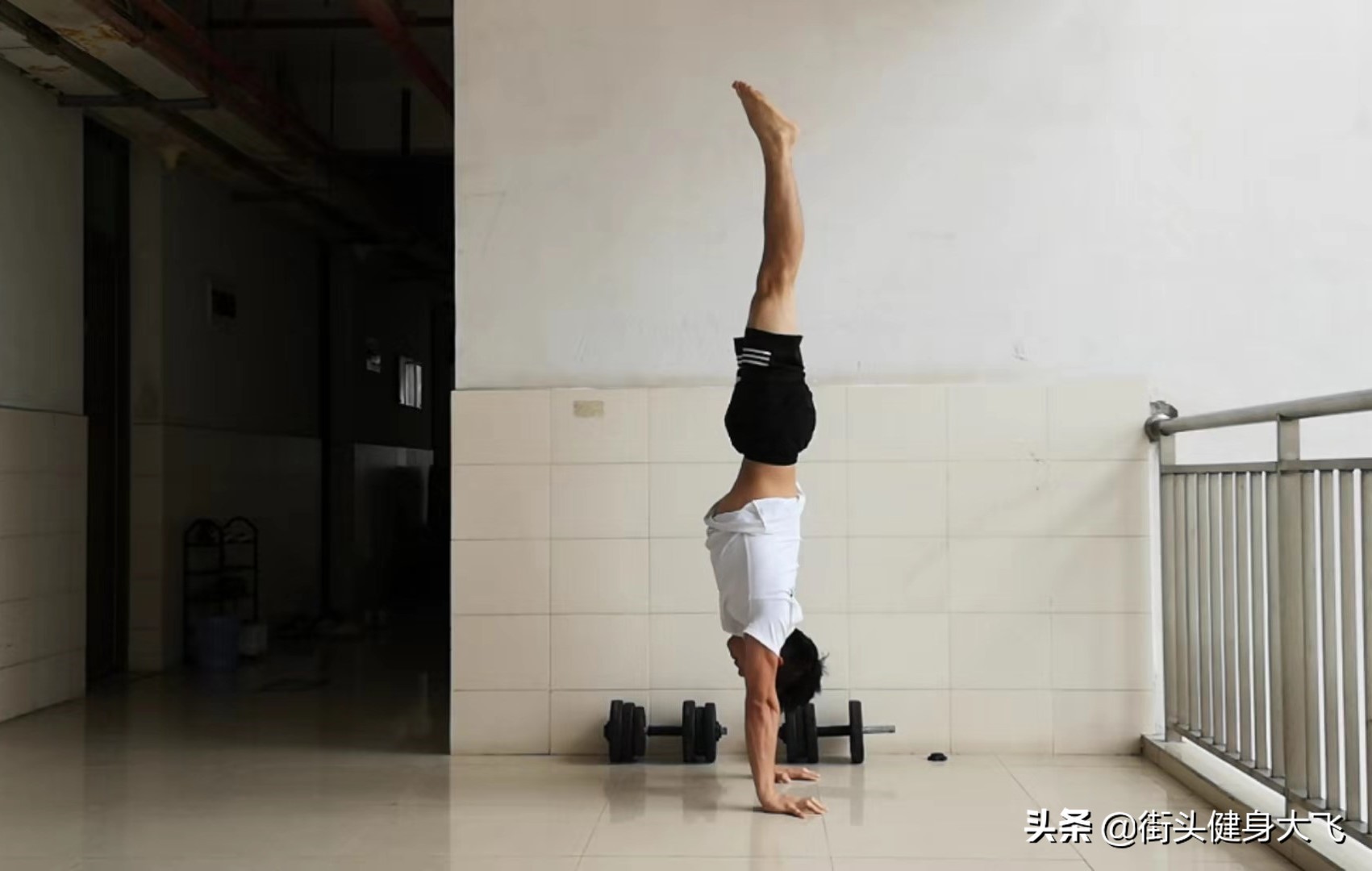 香蕉倒立如何转成完美直体倒立,倒立时腰无力怎么回事