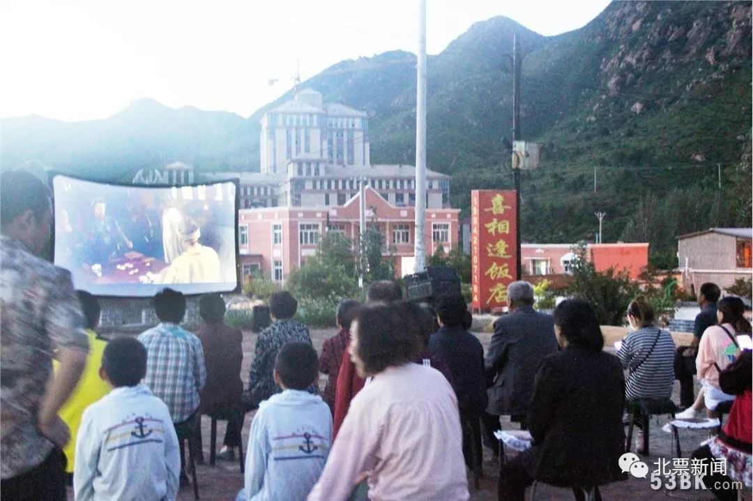 24年,他用光影点亮小镇夜空