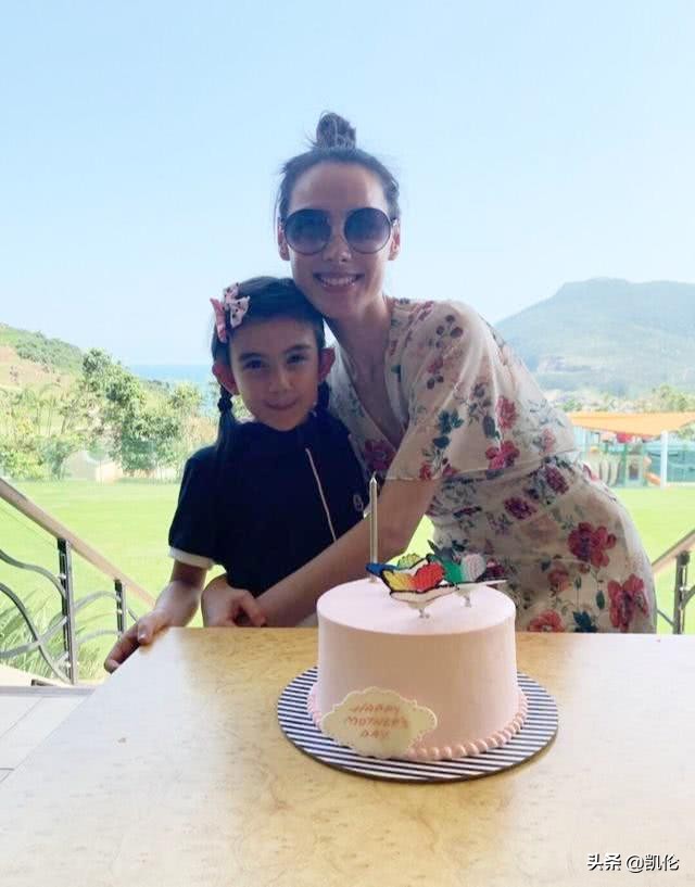 梁洛施马尾背带裙,梁洛施穿短裙子