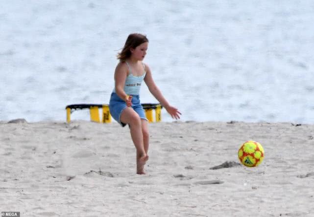 小七和贝克汉姆视频,小七与哥哥罗密欧踢足球