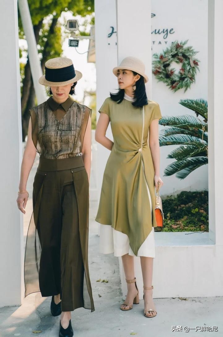 50岁女人穿t恤配牛仔裤好看吗,50岁的女人穿搭要做减法