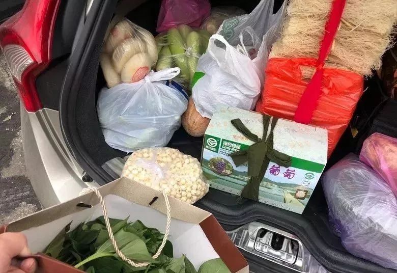 回家过年返程时的后备箱,离家时后备箱装满父母的爱