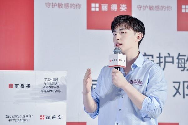 邓伦代言的面膜，在屈臣氏月销10万＋，网友：补水美白修复还便宜