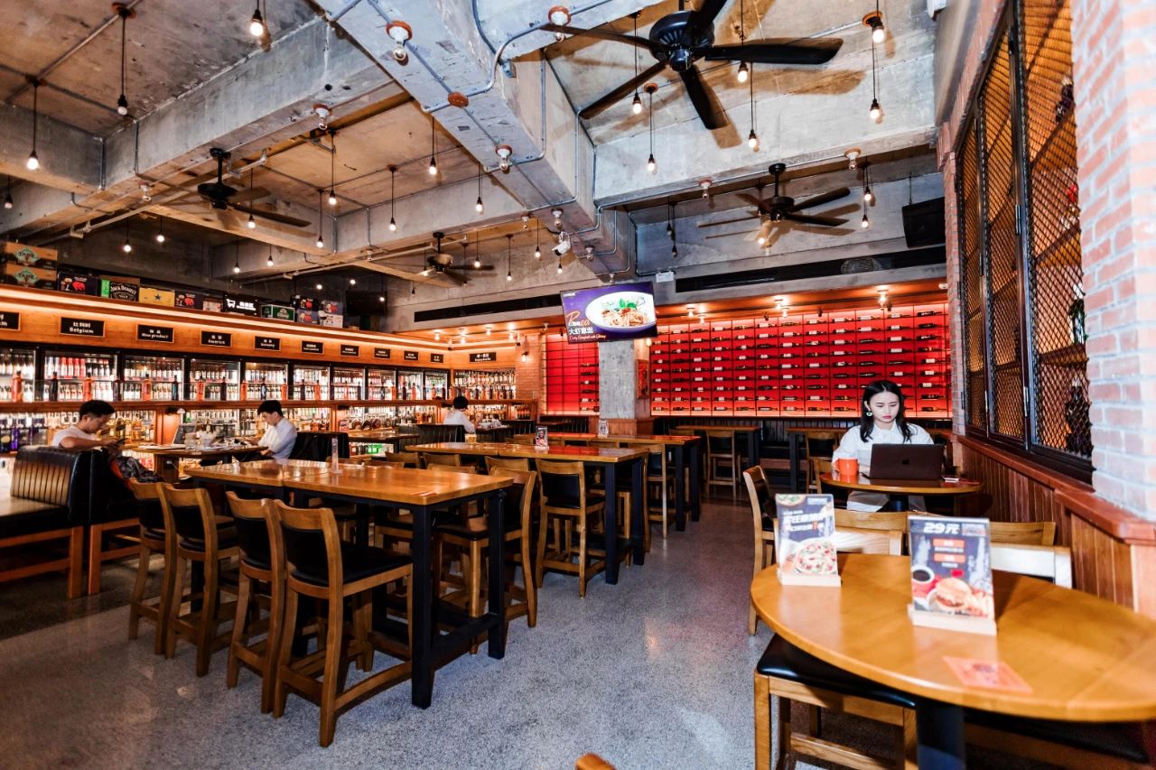 重庆第①家正版餐酒博物馆来了！1000+酒水，50+简餐，嗨翻16h