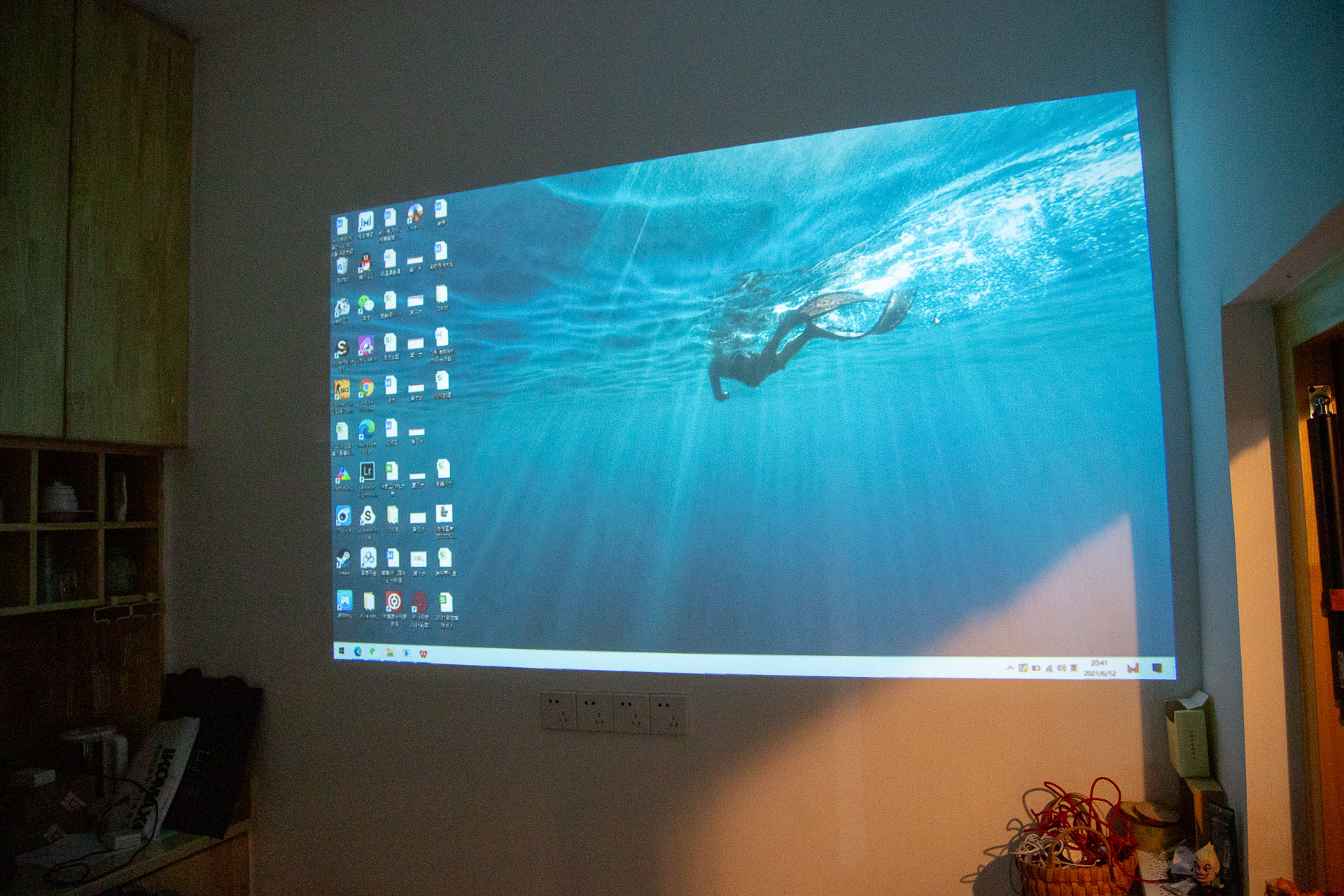 千元以下的投影仪值得买吗？1199元的知麻影院电视DIVAPro分享