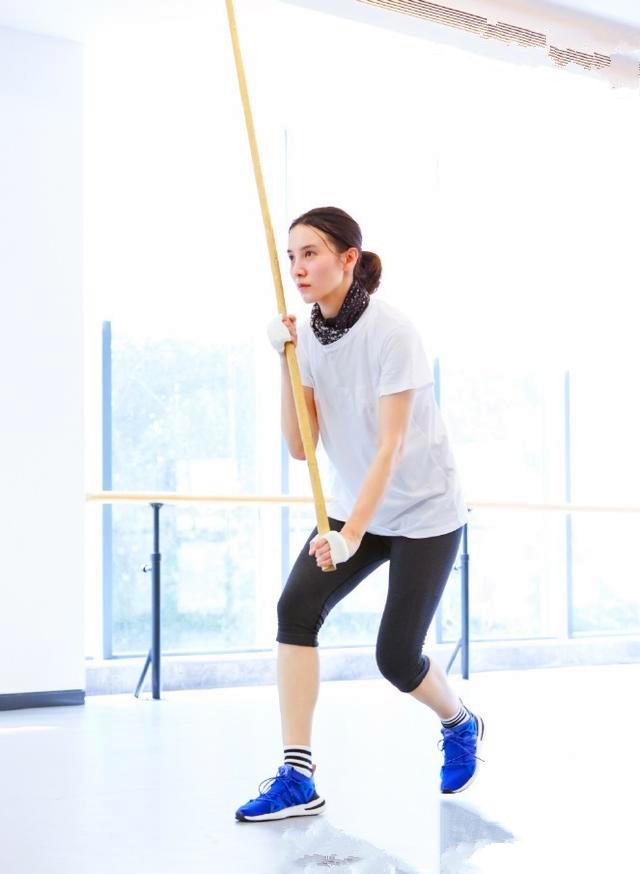 宋佳低丸子头发型,宋佳私服穿搭气质全开