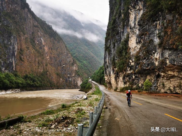 比亚迪唐穿越丙察察,4+2出行方式