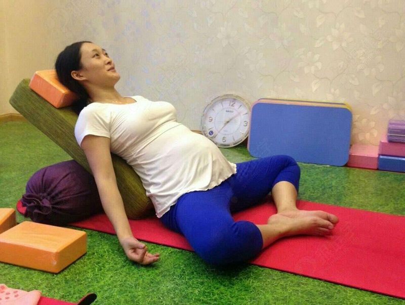 孕妈发现有分泌物,孕中期内裤上黄分泌物正常吗