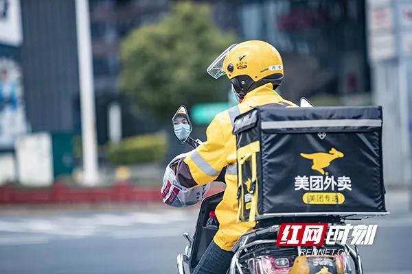 工人签劳动合同还是劳务合同,劳动合同和劳务合同的对比图