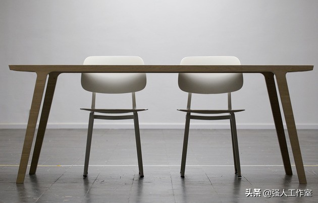 罗纳德·诺尔的白色简约家具：RKNL系列