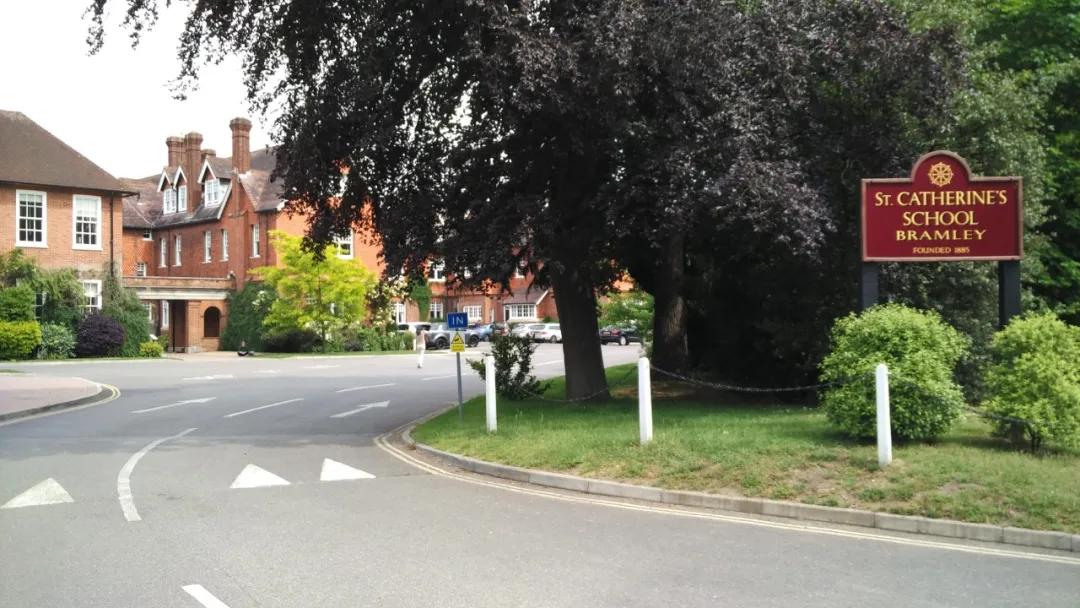 哈利波特中的英国学校,哈利波特霍格沃茨学校英国