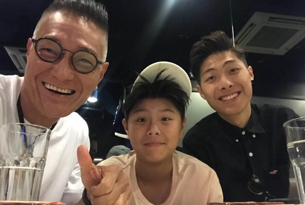 一众港星冒雨踢足球,吴岱融萧正楠浑身湿透,卢惠光父子罕见露面