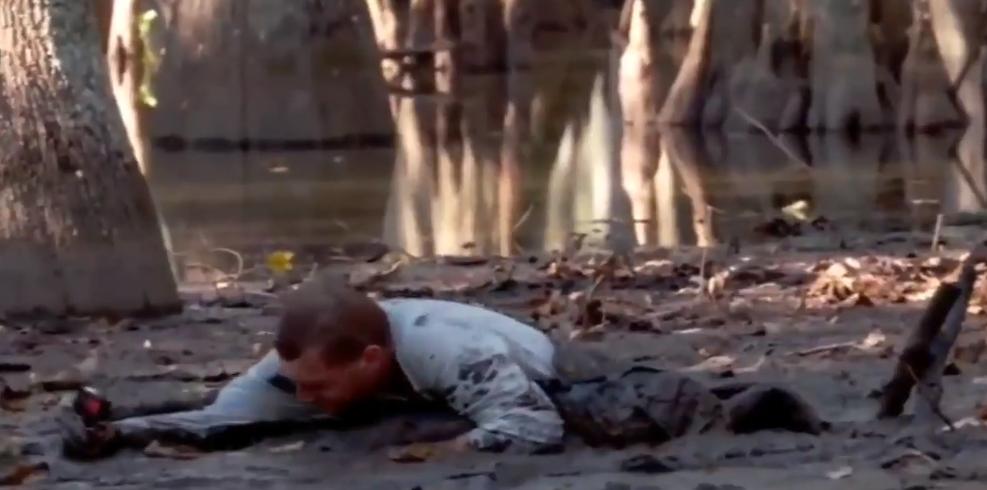 野外陷入沼泽地,陷入沼泽地怎么办