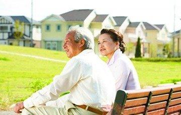 人老了与子女住在一起好吗？