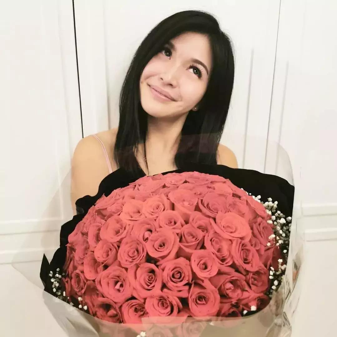 TVB“细龙太”28岁生日收三种玫瑰惊喜发文：雷珍妮被宠坏了