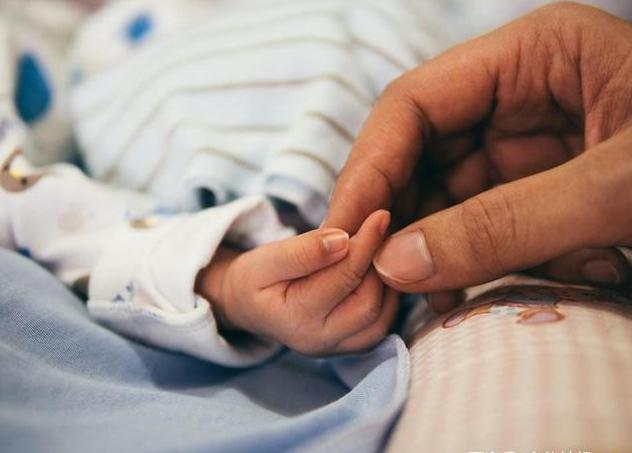 宝宝睡觉时这三个动作不要去打扰,小孩子睡得沉有什么方法叫醒