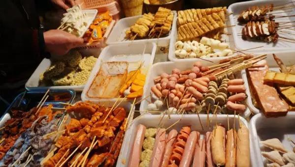 街边摆摊的炸串一般有几种撒料,重庆摆地摊卖炸串