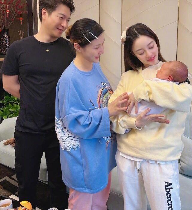 李小璐39岁还是少女,在家穿短裤和猫互动,嘟嘴亲猫好可爱