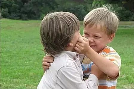 孩子在学校被打怎么办李玫瑾,小孩子被打李玫瑾