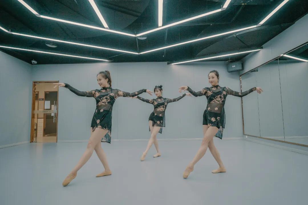 舞蹈大长腿就是这样炼成的,舞蹈生的大长腿是怎么练出来的