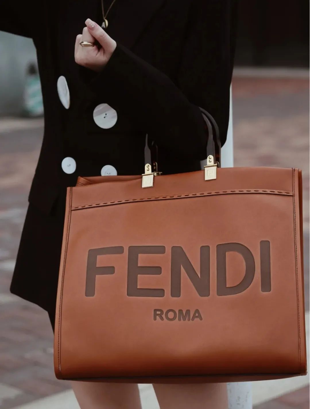 这才爆红一年就这么能“装”了?3w的包一背我都认不出来了…