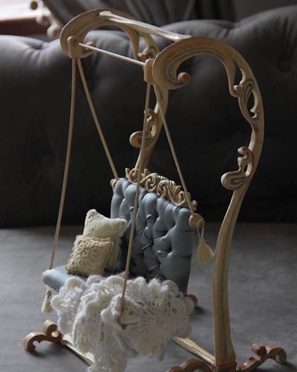 老爸酷爱芭比娃娃？微缩家具做到痴迷！