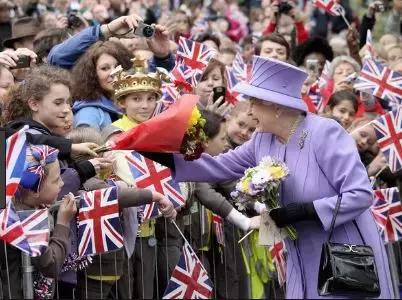 女王带小黑包旅行,女王随身包