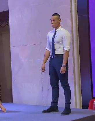 他身高183公分,胸肌硕大差点把衬衫撑爆,这身材简直绝了