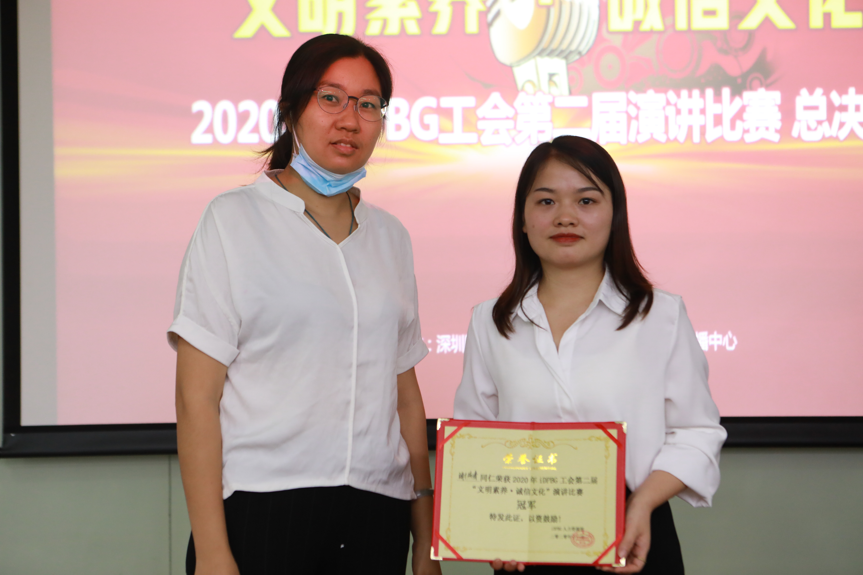 湖南农村贫寒女孩在富士康流水线完成蝶变,把一手烂牌打成王炸